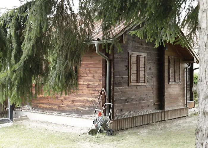 Gemuetliche Blockhuette Mit Grossem Garten بيت للعطل *